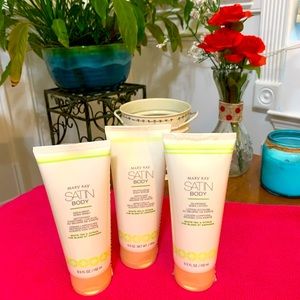 MARY KAY SATIN BODY SET